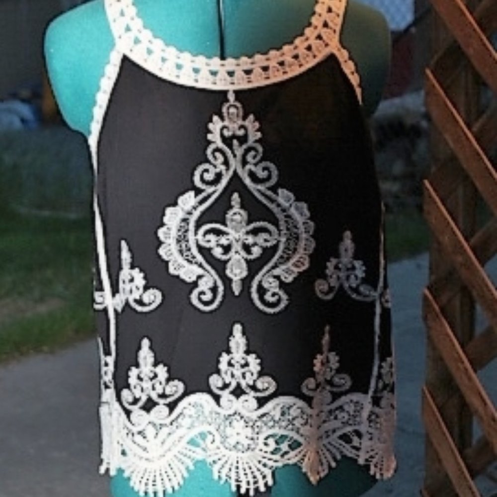 its Pink Lace black & cream tank- size L